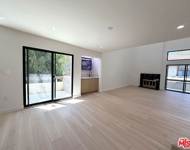5237 Newcastle Avenue - Photo Thumbnail 14