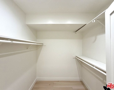5237 Newcastle Avenue - Photo Thumbnail 28