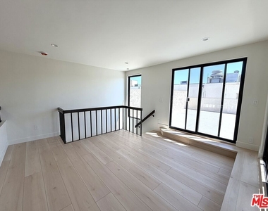 5237 Newcastle Avenue - Photo Thumbnail 41