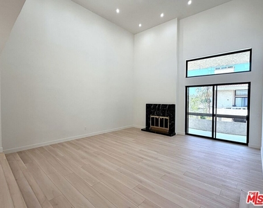 5237 Newcastle Avenue - Photo Thumbnail 12