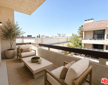 5237 Newcastle Avenue - Photo Thumbnail 10