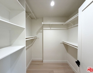 5237 Newcastle Avenue - Photo Thumbnail 29