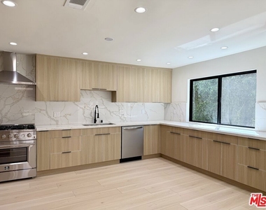 5237 Newcastle Avenue - Photo Thumbnail 21