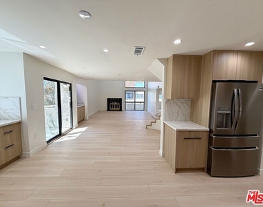 5237 Newcastle Avenue - Photo Thumbnail 23