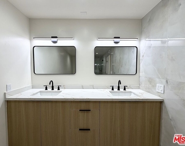 5237 Newcastle Avenue - Photo Thumbnail 31