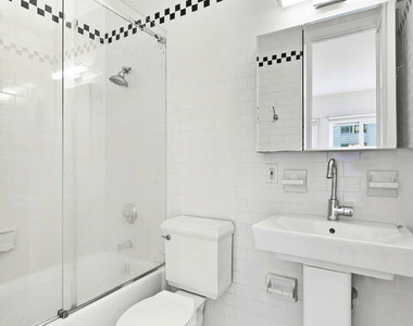 East 57th Street - Photo Thumbnail 9