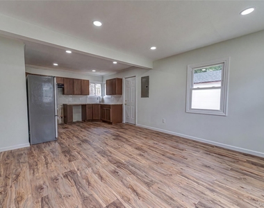 2528 Marshall Avenue - Photo Thumbnail 8