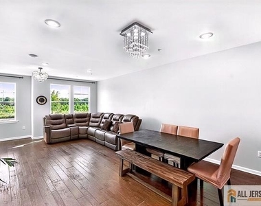 310 South Drive - Photo Thumbnail 4