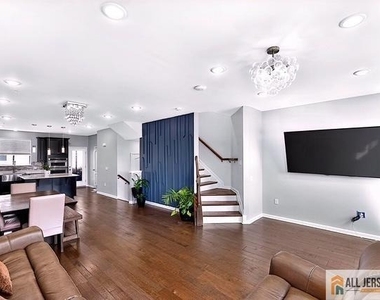 310 South Drive - Photo Thumbnail 5