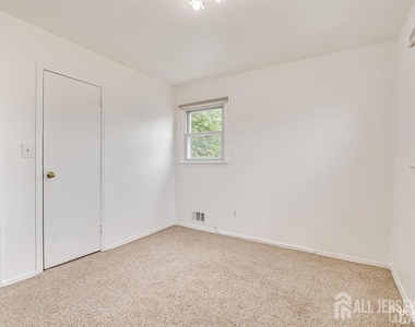 559 Wood Avenue - Photo Thumbnail 20