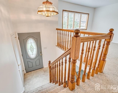 559 Wood Avenue - Photo Thumbnail 3