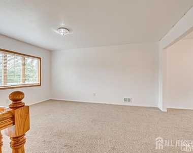 559 Wood Avenue - Photo Thumbnail 4