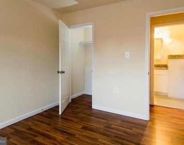 1704 Roberts Street - Photo Thumbnail 5