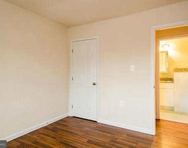 1704 Roberts Street - Photo Thumbnail 7