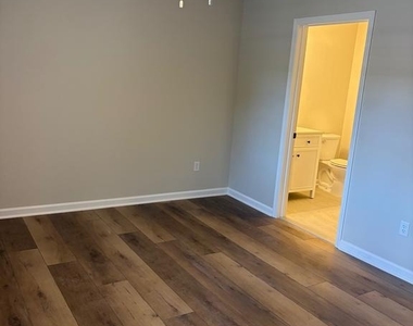 517 Amherst - Photo Thumbnail 4
