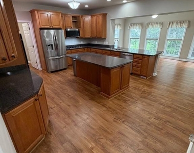 10410 Silver Creek Court - Photo Thumbnail 7