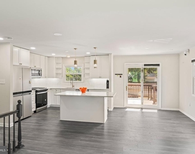 101 Williamsburg Road - Photo Thumbnail 3