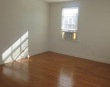 426 E Glendale Avenue - Photo Thumbnail 2