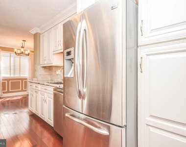 1401 N Rhodes Street - Photo Thumbnail 11