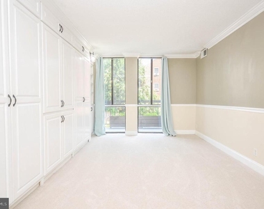 1401 N Rhodes Street - Photo Thumbnail 17
