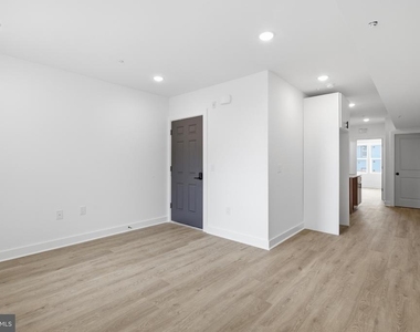 2216 N Franklin Street - Photo Thumbnail 3