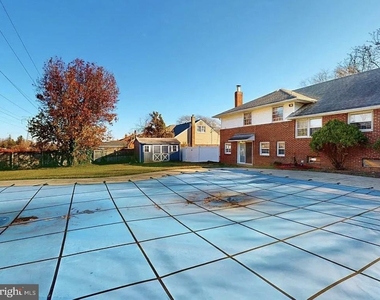 213 Wayne Drive - Photo Thumbnail 4