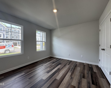 407 Deercroft Drive - Photo Thumbnail 5