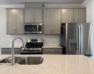 407 Deercroft Drive - Photo Thumbnail 9