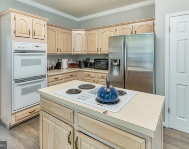 8911 Dangerfield Place - Photo Thumbnail 16