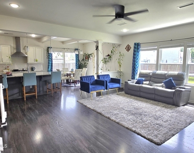 307 Crusaders Drive - Photo Thumbnail 6