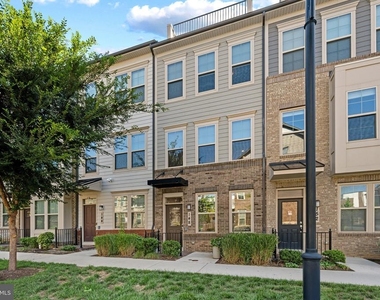 148 Stowe Drive - Photo Thumbnail 2