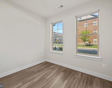 148 Stowe Drive - Photo Thumbnail 4