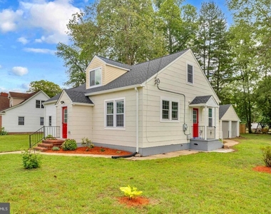 202 Oak Street - Photo Thumbnail 4