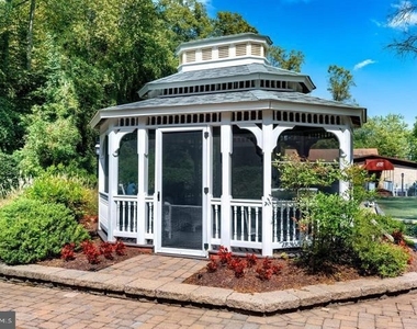 6100 Bellinham - Photo Thumbnail 16