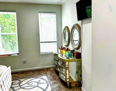 1529 N Bond Street - Photo Thumbnail 8