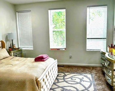 1529 N Bond Street - Photo Thumbnail 9