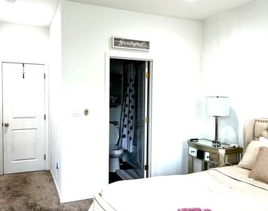 1529 N Bond Street - Photo Thumbnail 4