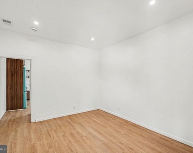 3033 Barclay Street - Photo Thumbnail 8