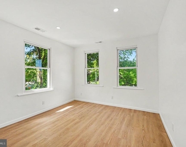 3033 Barclay Street - Photo Thumbnail 24