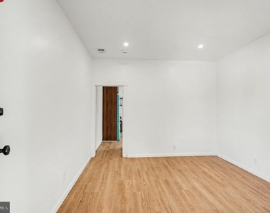 3033 Barclay Street - Photo Thumbnail 5