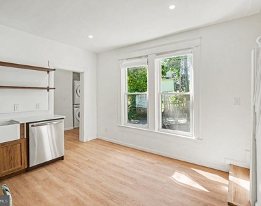 3033 Barclay Street - Photo Thumbnail 9