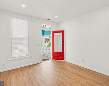 3033 Barclay Street - Photo Thumbnail 4
