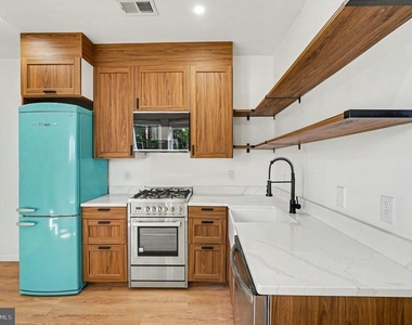 3033 Barclay Street - Photo Thumbnail 3