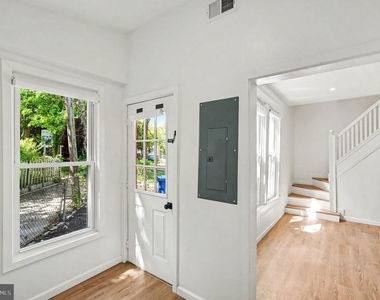 3033 Barclay Street - Photo Thumbnail 14