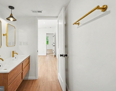 3033 Barclay Street - Photo Thumbnail 26