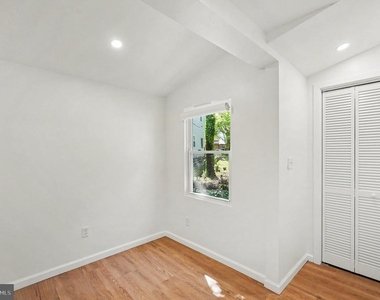 3033 Barclay Street - Photo Thumbnail 15