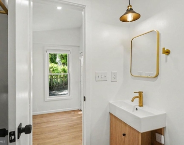 3033 Barclay Street - Photo Thumbnail 19