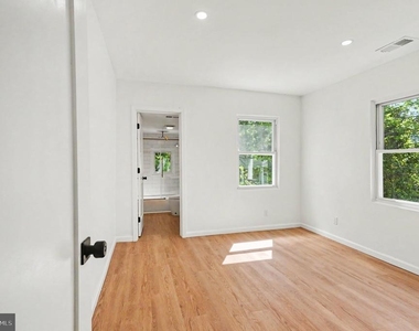 3033 Barclay Street - Photo Thumbnail 21