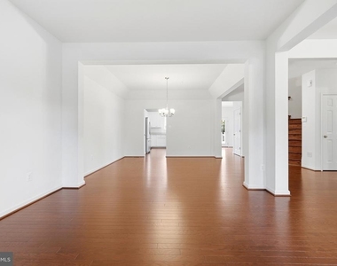 7906 Sibley Way - Photo Thumbnail 8