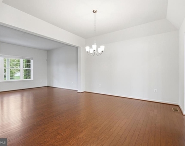 7906 Sibley Way - Photo Thumbnail 7